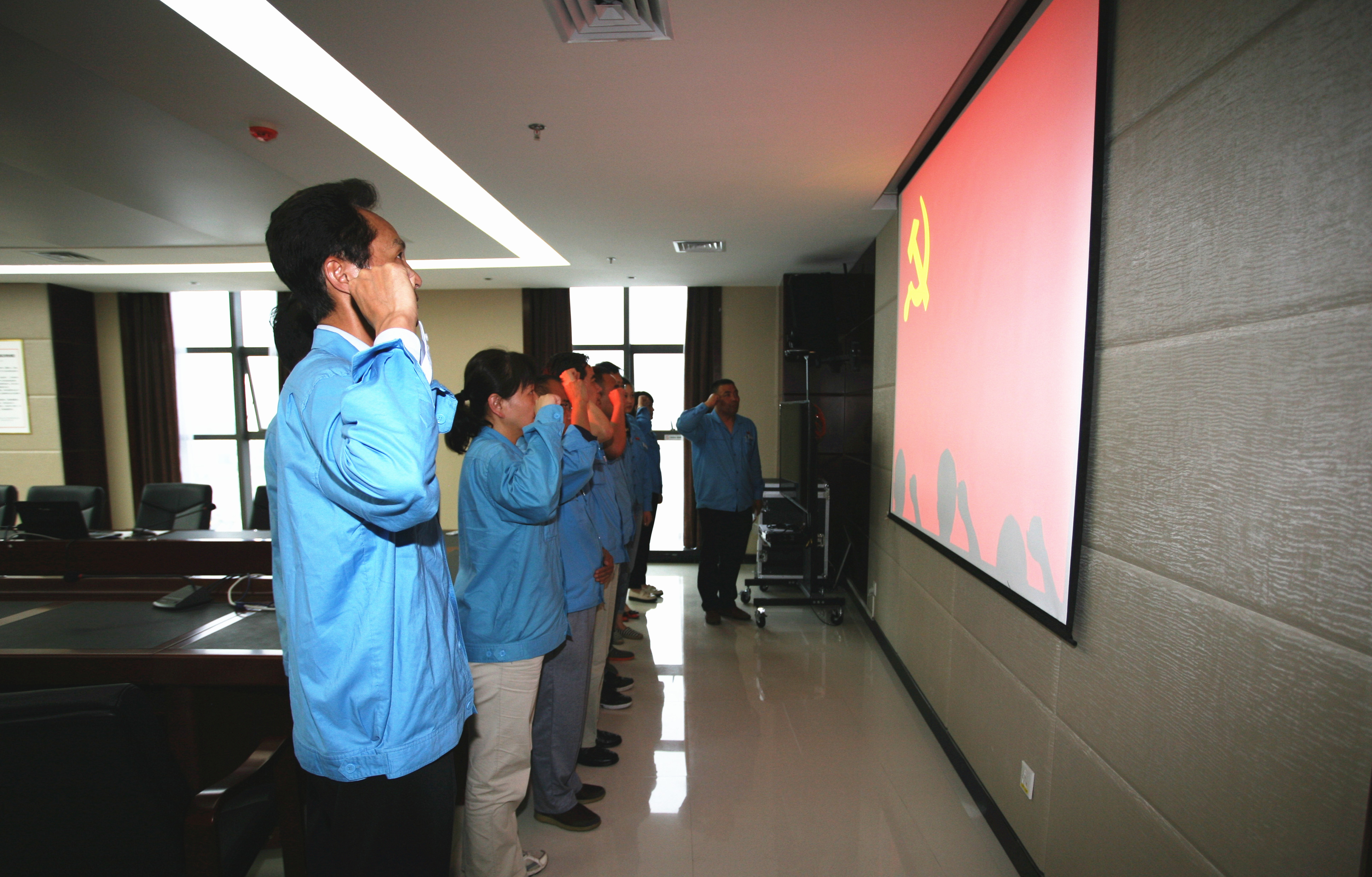 公司党群党支部召开“两学一做”学习教育会